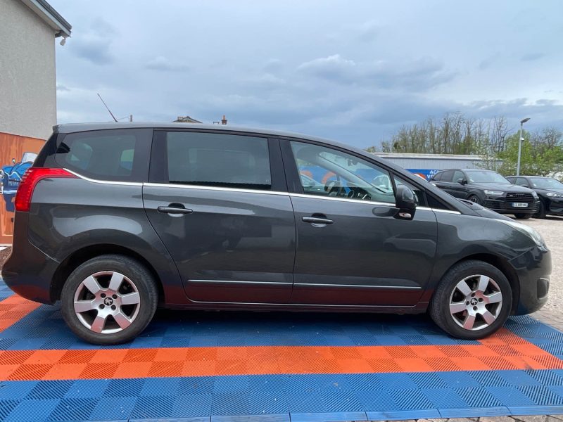 PEUGEOT 5008 2014 1.6 HDi BMP6 115 cv Boîte auto