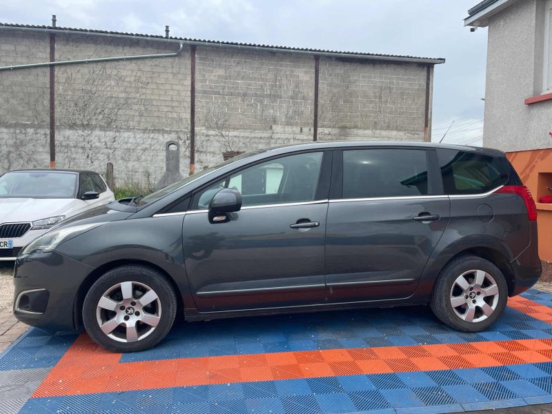 PEUGEOT 5008 2014 1.6 HDi BMP6 115 cv Boîte auto