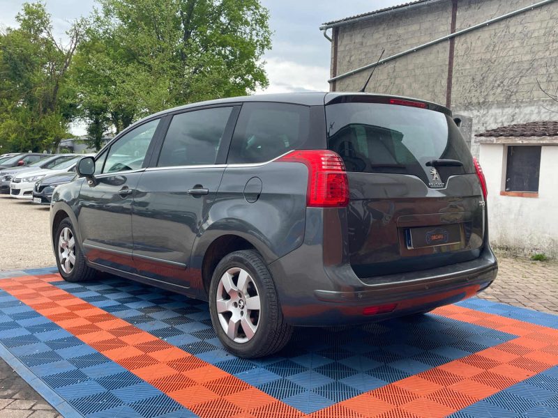 PEUGEOT 5008 2014 1.6 HDi BMP6 115 cv Boîte auto