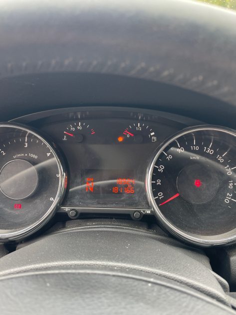 PEUGEOT 5008 2014 1.6 HDi BMP6 115 cv Boîte auto