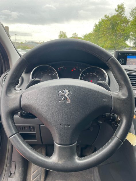 PEUGEOT 5008 2014 1.6 HDi BMP6 115 cv Boîte auto