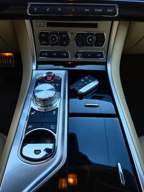 JAGUAR XF II 3.0 V6 340 AWD R-SPORT*TOIT*CAMERA*XENON*