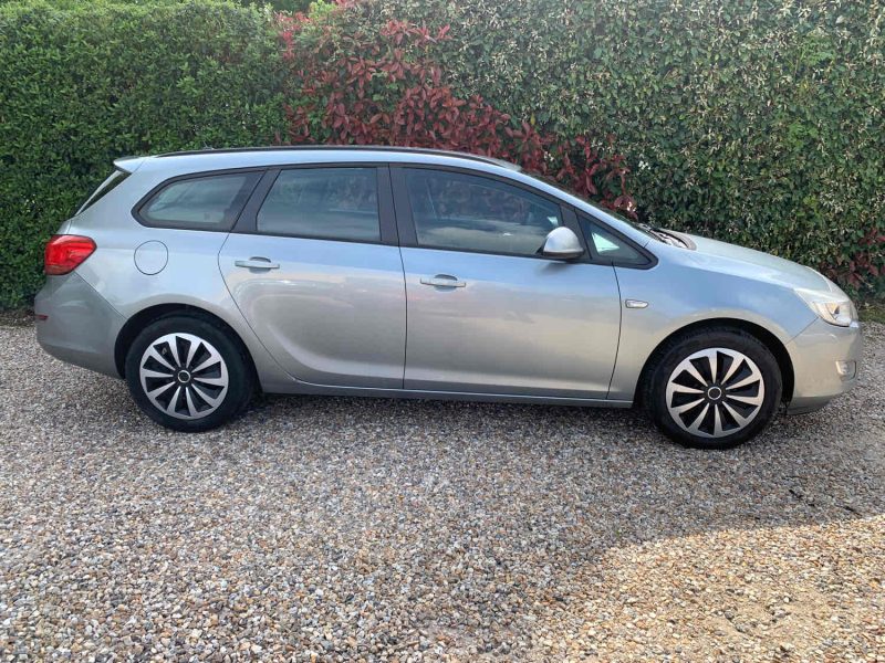 OPEL ASTRA 2011 Bonjour, Le véhicule est encore disponible pour le moment . 