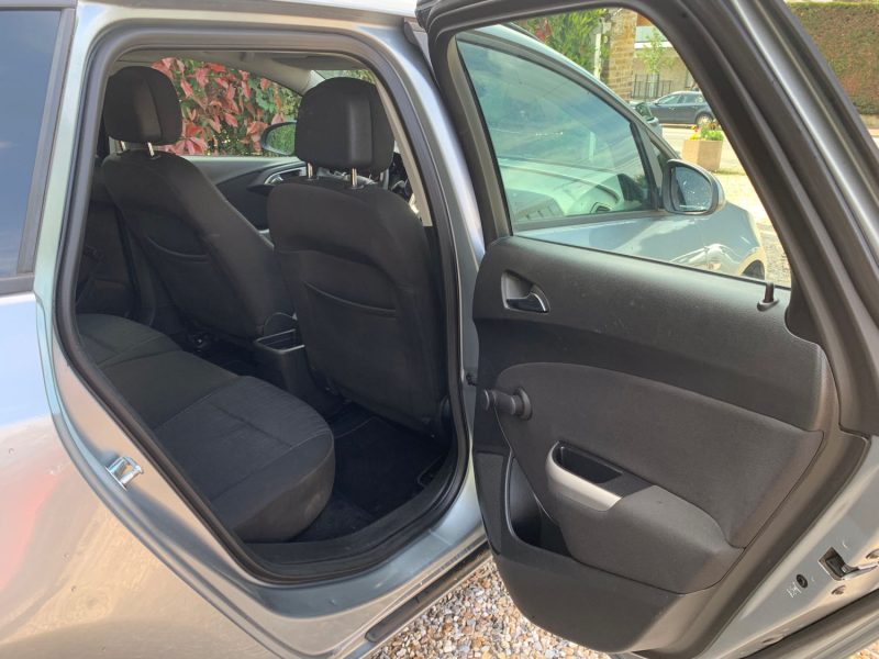 OPEL ASTRA 2011 Bonjour, Le véhicule est encore disponible pour le moment . 