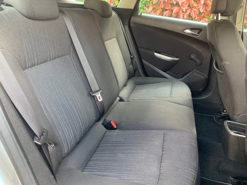 OPEL ASTRA 2011 Bonjour, Le véhicule est encore disponible pour le moment . 