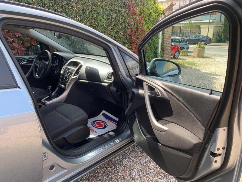 OPEL ASTRA 2011 Bonjour, Le véhicule est encore disponible pour le moment . 