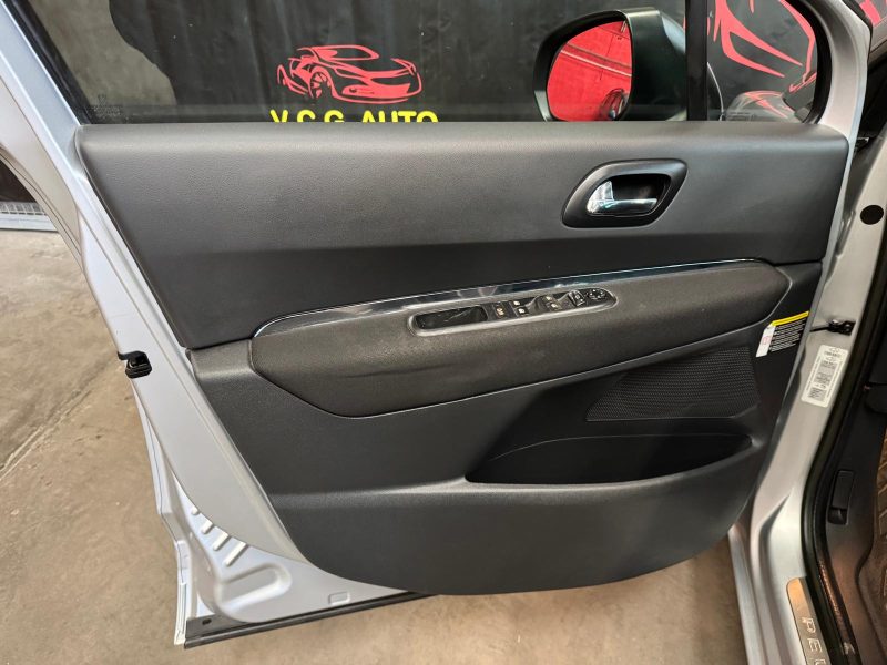 PEUGEOT 5008 2.0 HDI 150 Allure