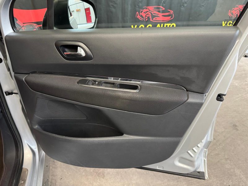 PEUGEOT 5008 2.0 HDI 150 Allure