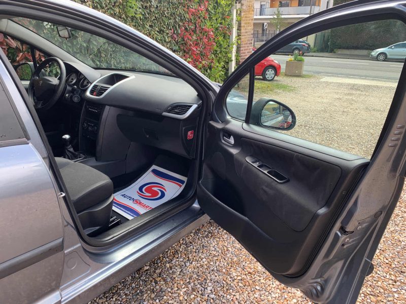 PEUGEOT 207 2010 1.4i