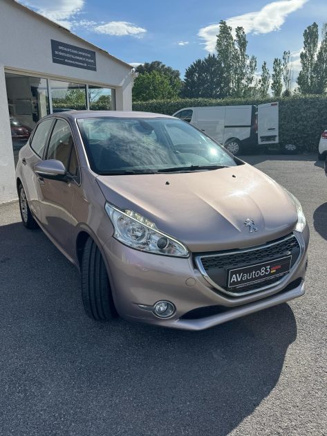 PEUGEOT  208 1.6 HDI 92cv  / Bluetooth / CT OK / Révisée 