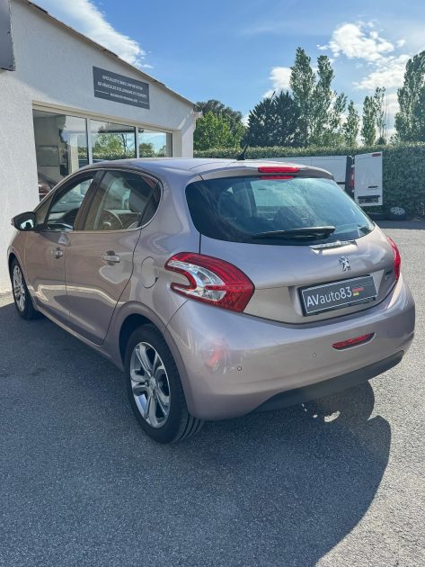 PEUGEOT  208 1.6 HDI 92cv  / Bluetooth / CT OK / Révisée 