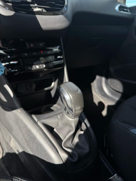 PEUGEOT  208 1.6 HDI 92cv  / Bluetooth / CT OK / Révisée 