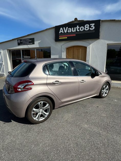 PEUGEOT  208 1.6 HDI 92cv  / Bluetooth / CT OK / Révisée 