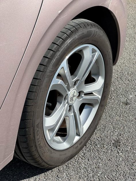 PEUGEOT  208 1.6 HDI 92cv  / Bluetooth / CT OK / Révisée 