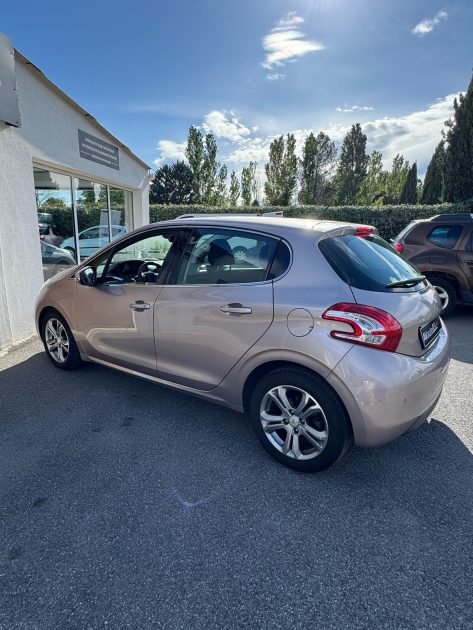 PEUGEOT  208 1.6 HDI 92cv  / Bluetooth / CT OK / Révisée 