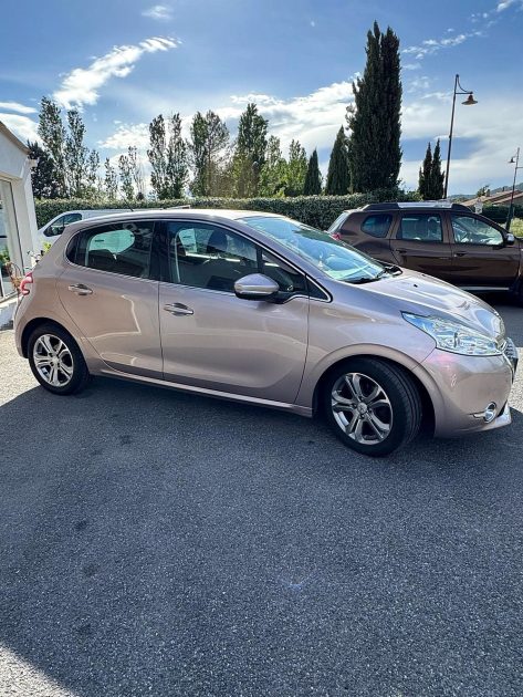 PEUGEOT  208 1.6 HDI 92cv  / Bluetooth / CT OK / Révisée 