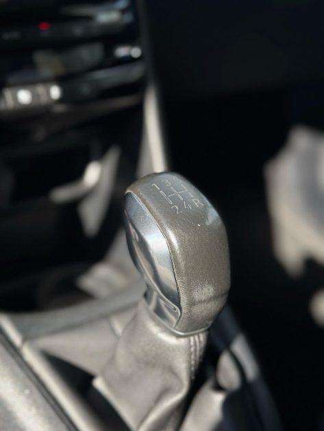 PEUGEOT  208 1.6 HDI 92cv  / Bluetooth / CT OK / Révisée 