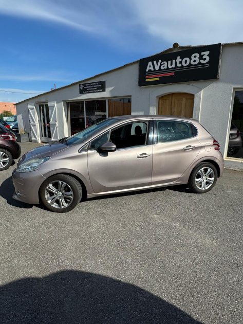 PEUGEOT  208 1.6 HDI 92cv  / Bluetooth / CT OK / Révisée 