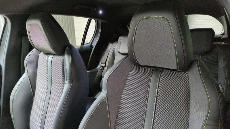 Peugeot 208 Hybrid 110 e-dcs6 gt + angles morts + navi