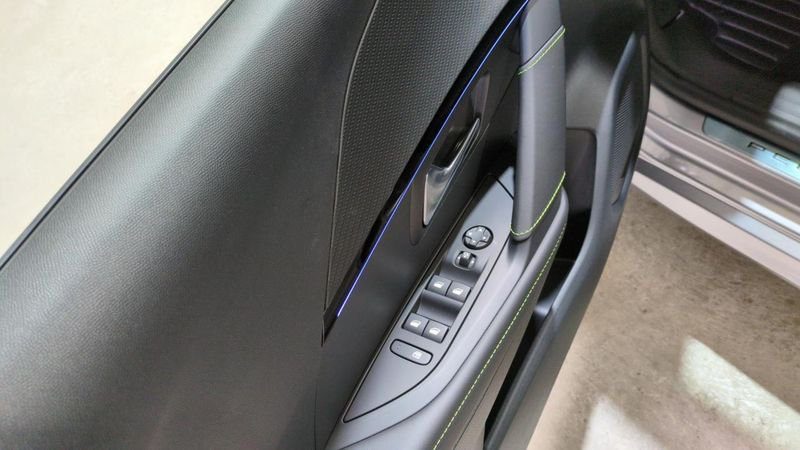 Peugeot 208 Hybrid 110 e-dcs6 gt + angles morts + navi