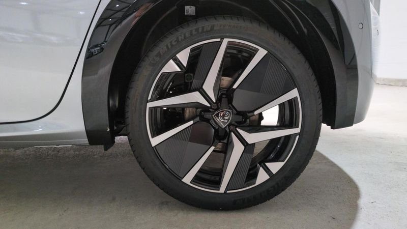 Peugeot 208 Hybrid 110 e-dcs6 gt + angles morts + navi