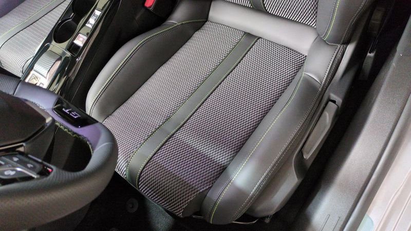 Peugeot 208 Hybrid 110 e-dcs6 gt + angles morts + navi