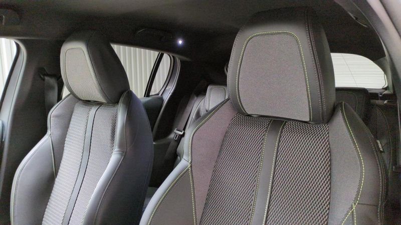 Peugeot 208 Hybrid 110 e-dcs6 gt + angles morts + navi