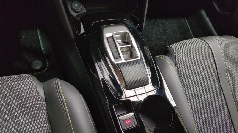 Peugeot 208 Hybrid 110 e-dcs6 gt + angles morts + navi