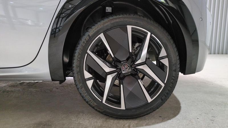 Peugeot 208 Hybrid 110 e-dcs6 gt + angles morts + navi