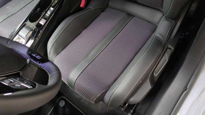 Peugeot 208 Hybrid 110 e-dcs6 gt + angles morts + navi