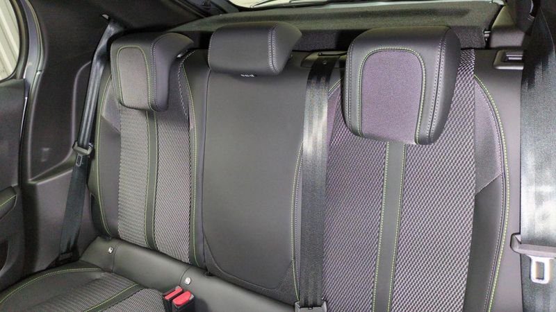 Peugeot 208 Hybrid 110 e-dcs6 gt + angles morts + navi