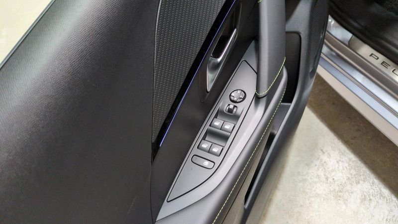 Peugeot 208 Hybrid 110 e-dcs6 gt + angles morts + navi