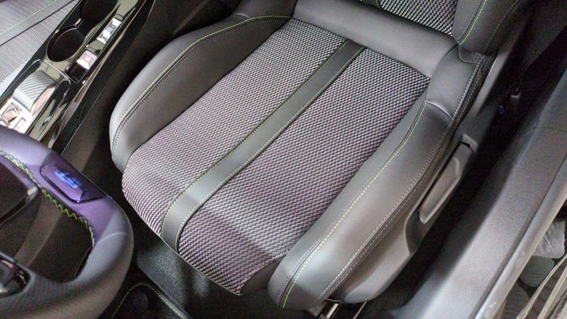 Peugeot 208 Hybrid 110 e-dcs6 gt + angles morts + navi