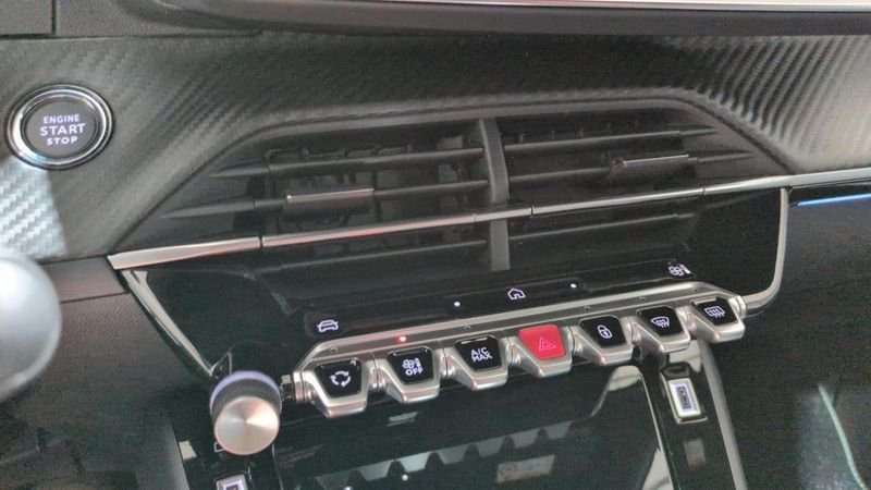 Peugeot 208 Hybrid 110 e-dcs6 gt + angles morts + navi