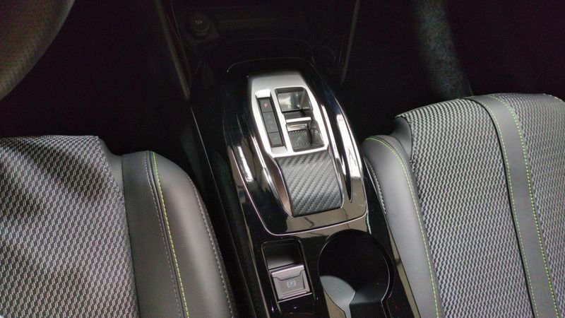 Peugeot 208 Hybrid 110 e-dcs6 gt + angles morts + navi