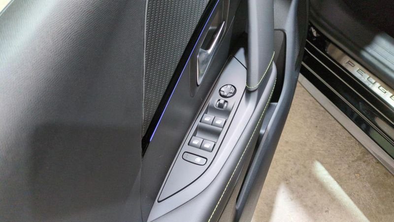 Peugeot 208 Hybrid 110 e-dcs6 gt + angles morts + navi