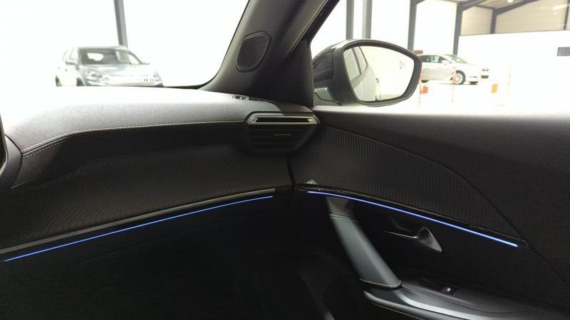 Peugeot 2008 nouveau Hybrid 136 e-dcs6 gt + angles morts + toit pano