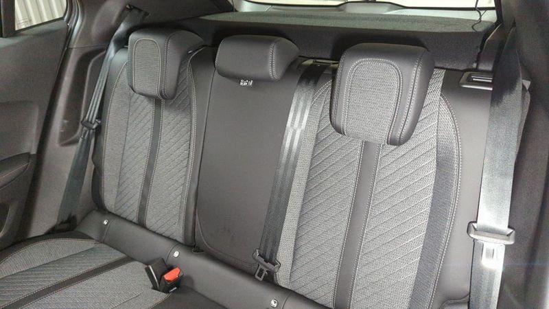 Peugeot 2008 nouveau Hybrid 145 e-dcs6 allure