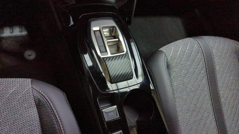 Peugeot 2008 nouveau Hybrid 145 e-dcs6 allure + adml + navi