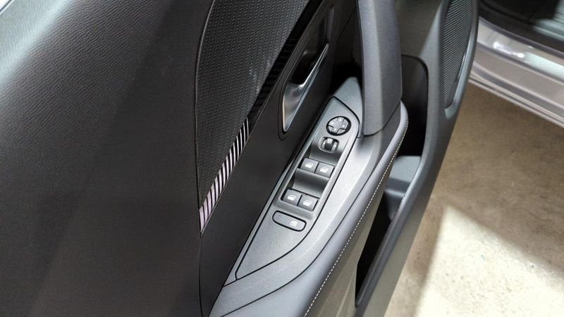 Peugeot 2008 nouveau Hybrid 145 e-dcs6 allure + adml + navi