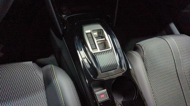 Peugeot 2008 nouveau Hybrid 145 e-dcs6 gt + attelage + pack vision & navigation drive assist plus