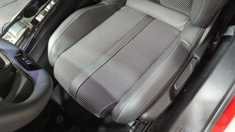 Peugeot 2008 nouveau Hybrid 145 e-dcs6 gt + attelage + pack vision & navigation drive assist plus