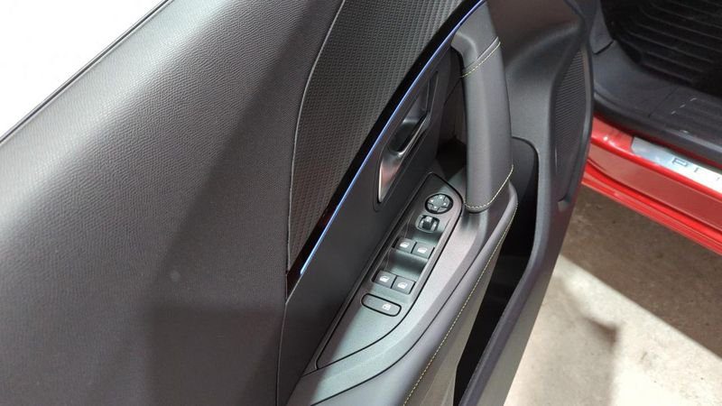 Peugeot 2008 nouveau Hybrid 145 e-dcs6 gt + attelage + pack vision & navigation drive assist plus