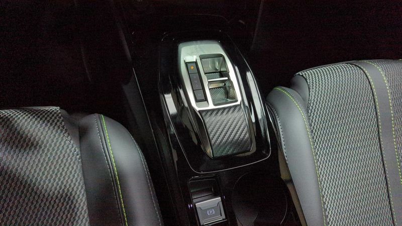 Peugeot 2008 nouveau Hybrid 136 e-dcs6 gt + angles morts + toit pano