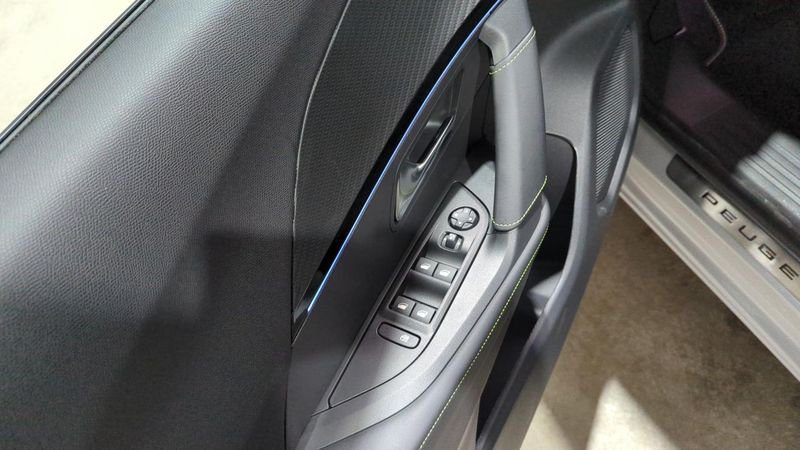 Peugeot 2008 nouveau Hybrid 136 e-dcs6 gt + angles morts + toit pano