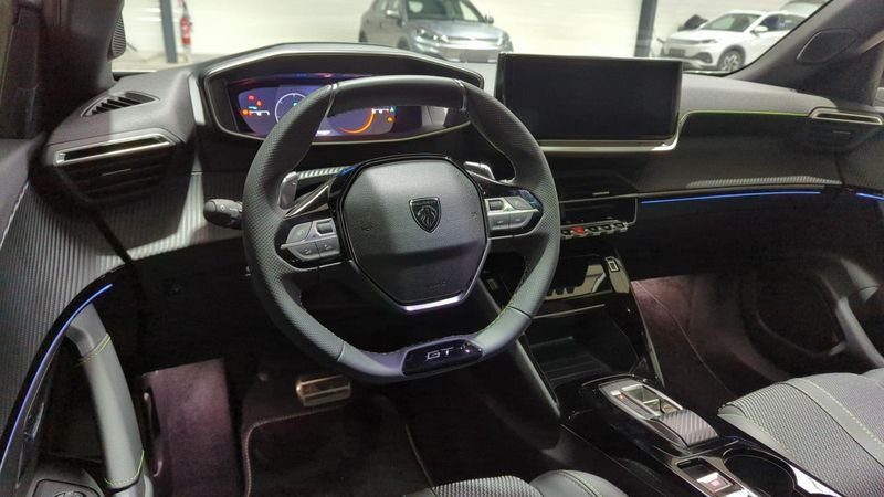 Peugeot 2008 nouveau Hybrid 136 e-dcs6 gt + angles morts + toit pano