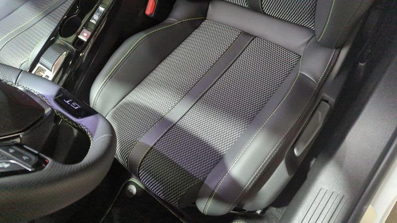 Peugeot 2008 nouveau Hybrid 136 e-dcs6 gt + angles morts + toit pano