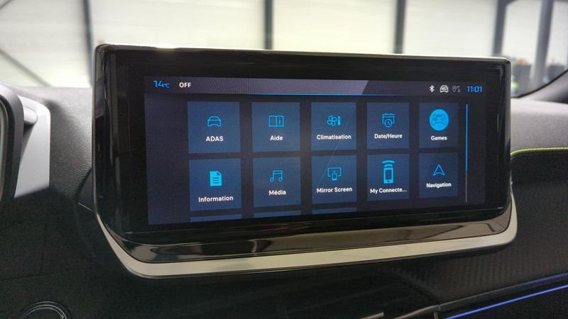 Peugeot 2008 nouveau Hybrid 136 e-dcs6 gt + angles morts + toit pano