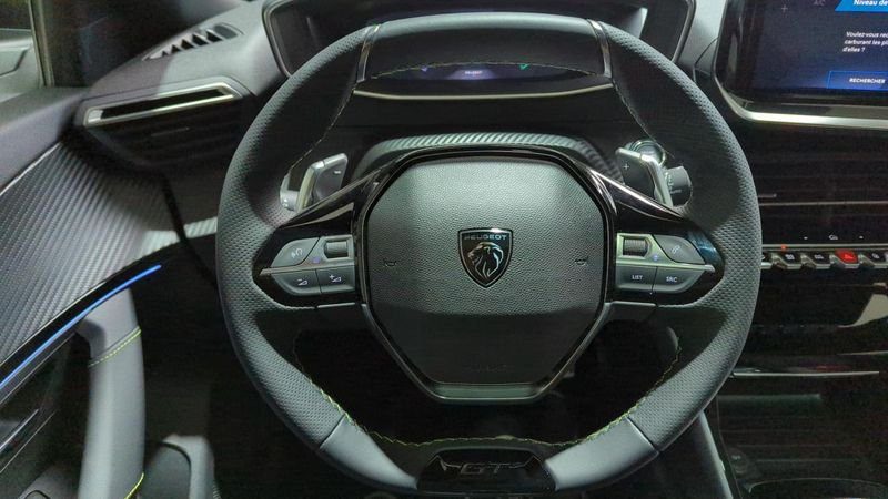 Peugeot 2008 nouveau Hybrid 136 e-dcs6 gt + angles morts + toit pano