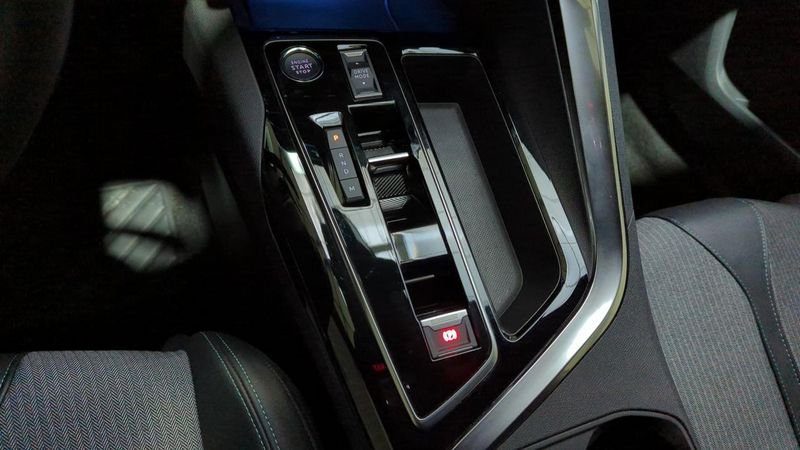 Peugeot 3008 Hybrid 136 e-dcs6 allure pack + hayon mains libres + angles morts